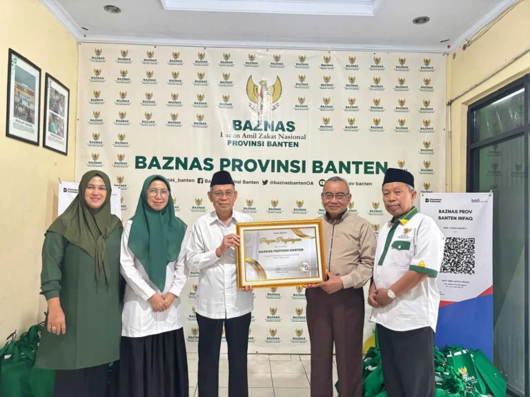 BAZNAS BANTEN RAIH PENGHARGAAN MITRA STRATEGIS DAN KONSISTEN KERJA SAMA MEDIA PUBLIKASI ZAKAT
